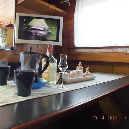 Úszó hotel Zouw Hausboat Zakotven -pouze *