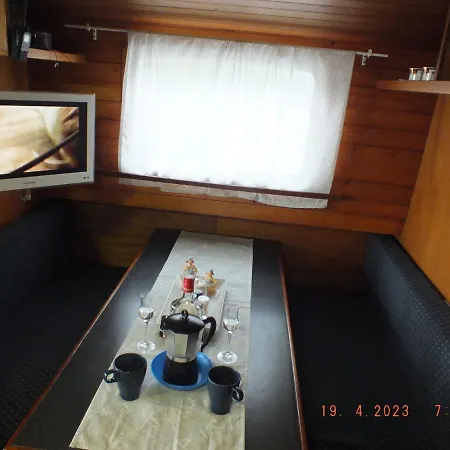 Zouw Hausboat Zakotven -pouze Bådhotel