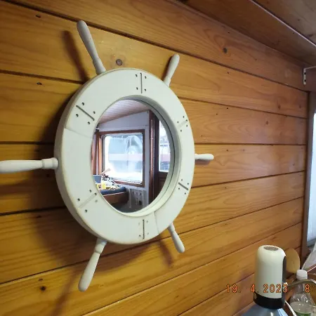 Zouw Hausboat Zakotven -pouze Úszó hotel *