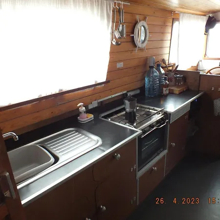 Zouw Hausboat Zakotven -pouze Úszó hotel