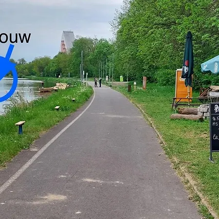 Zouw Hausboat Zakotven -pouze Úszó hotel *