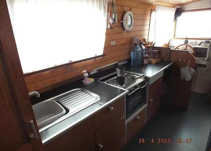 Zouw Hausboat Zakotven -pouze Ubytovaní Botel